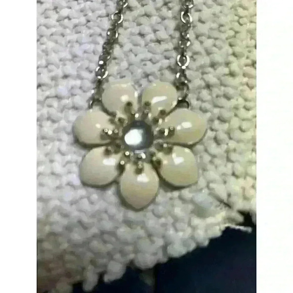 Cream floral enamel necklace - Picture 4 of 5